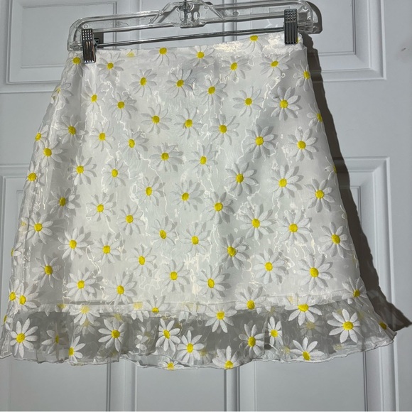 ♥️2/$15 or 3/$21❤️ NWT Forever 21 Daisy Embroidered Skirt, Size Small - Picture 1 of 11